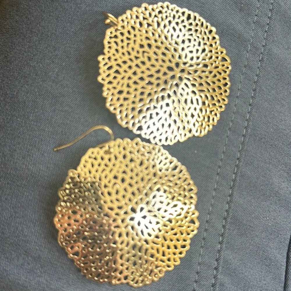 GOLD Tone EUC Large Round Leaf like Filigree Lightweight pierced Earrings